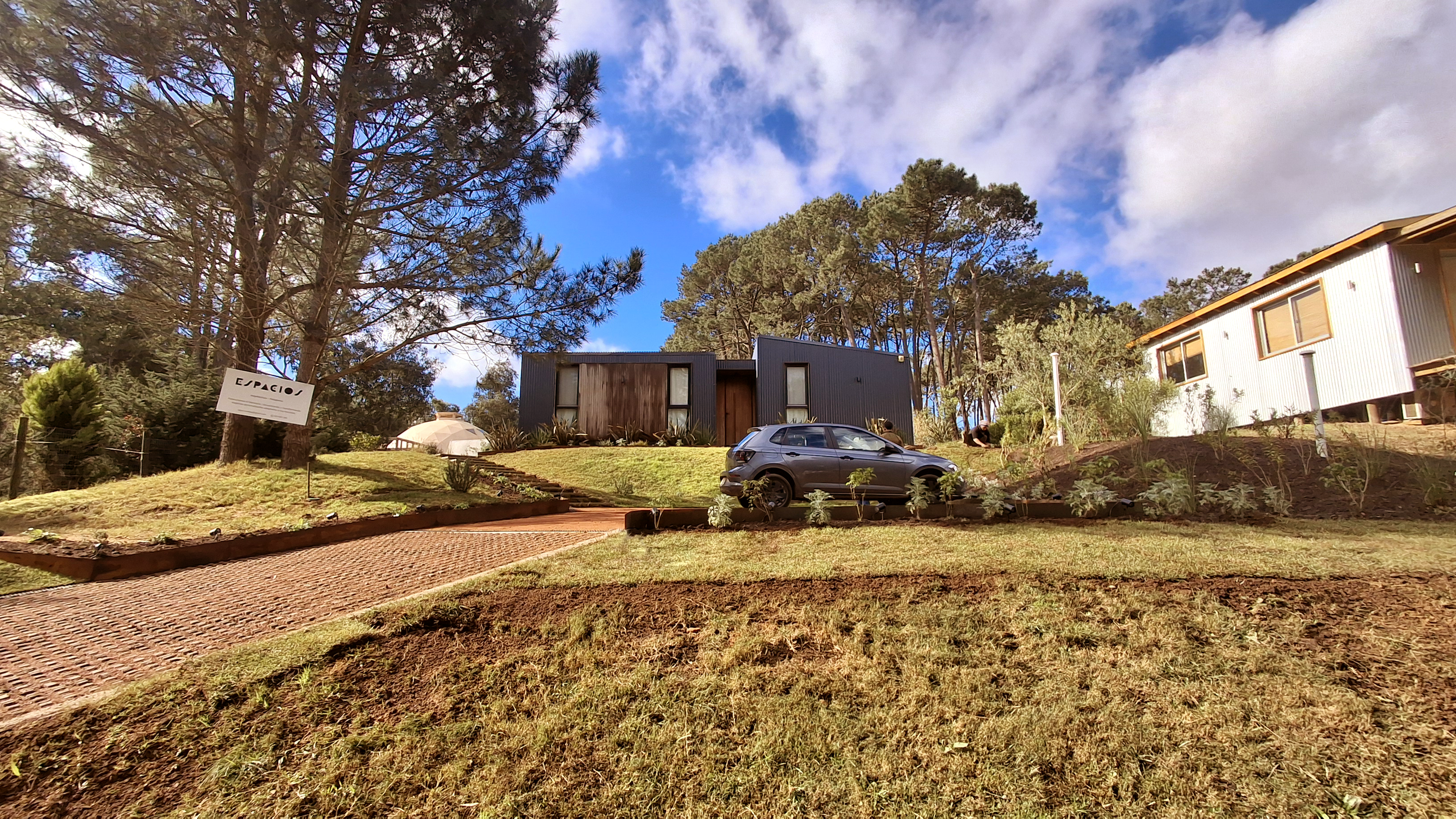 Terreno exterior arbolado con vivienda y plantaciones integradas al paisaje