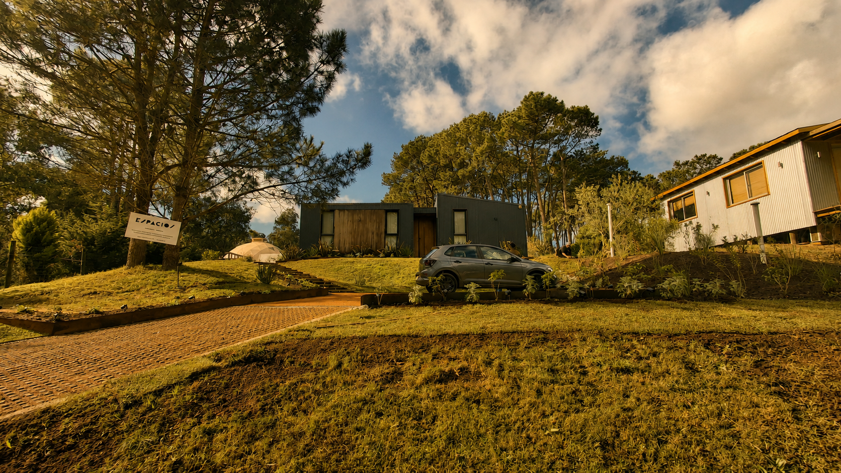 Terreno exterior arbolado con vivienda y plantaciones integradas al paisaje