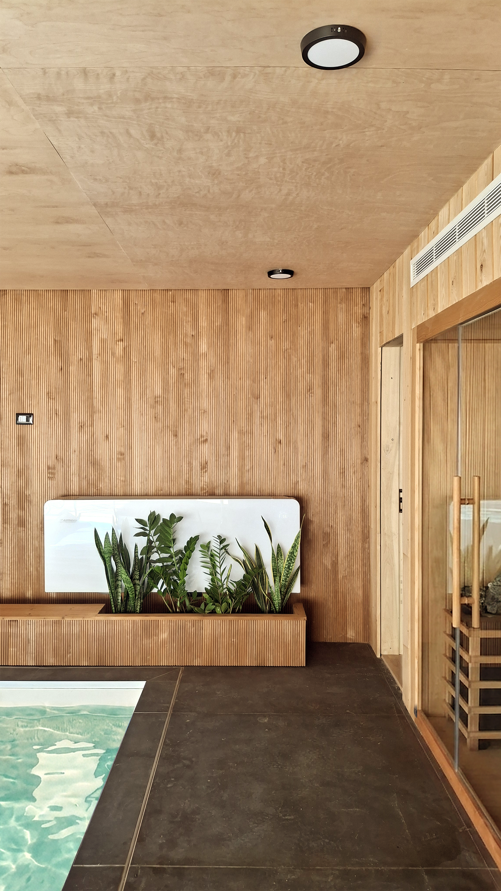 Interior residencial cálido con madera, luz natural y mobiliario diseñado a medida